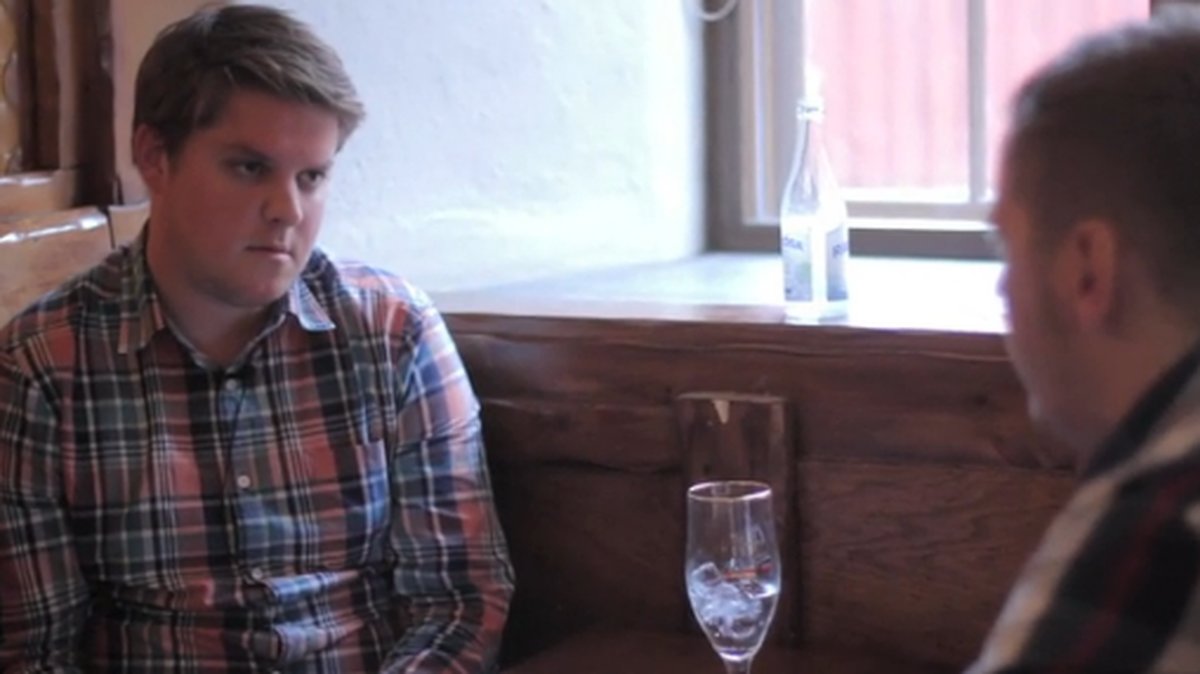 Nyheter24 träffar Johansson på en bar i Stockholm.